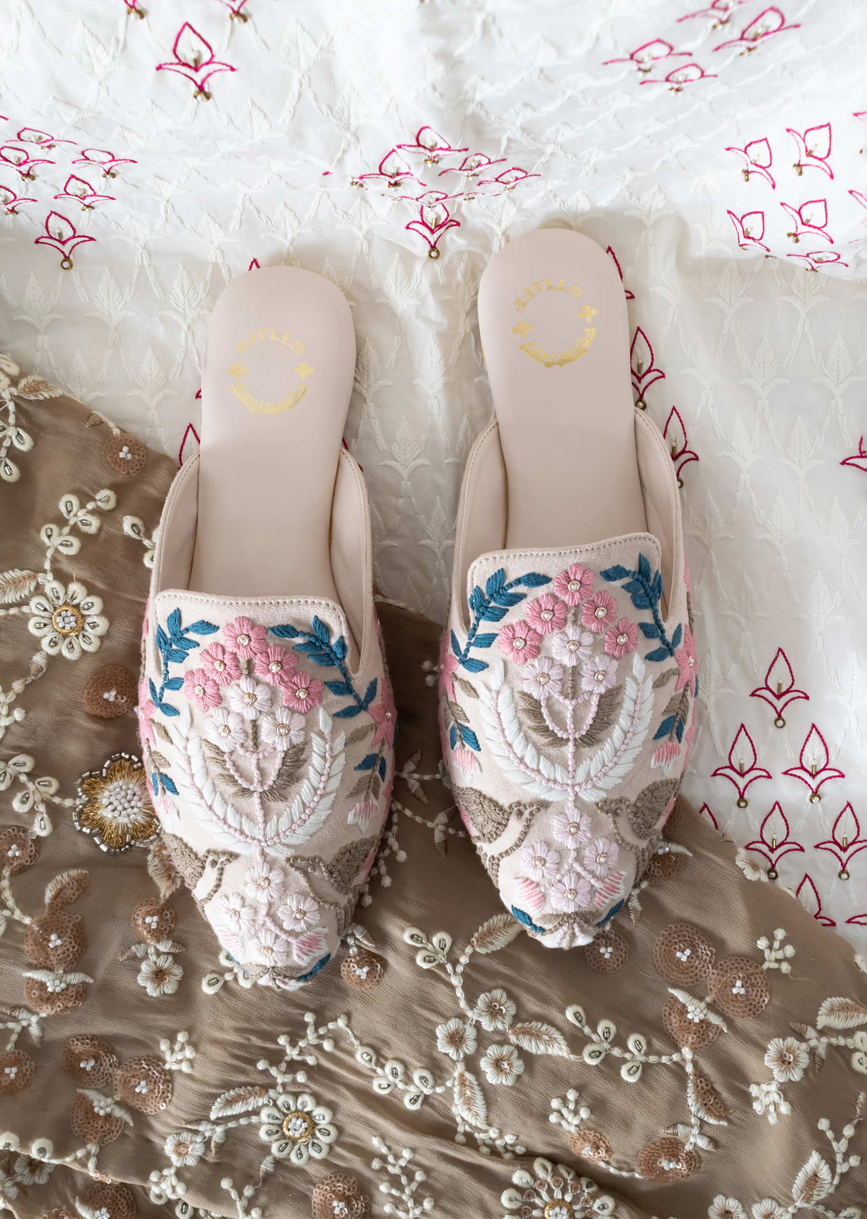 Beige White Embroidered Mules In Suede With Beads And Thread Work