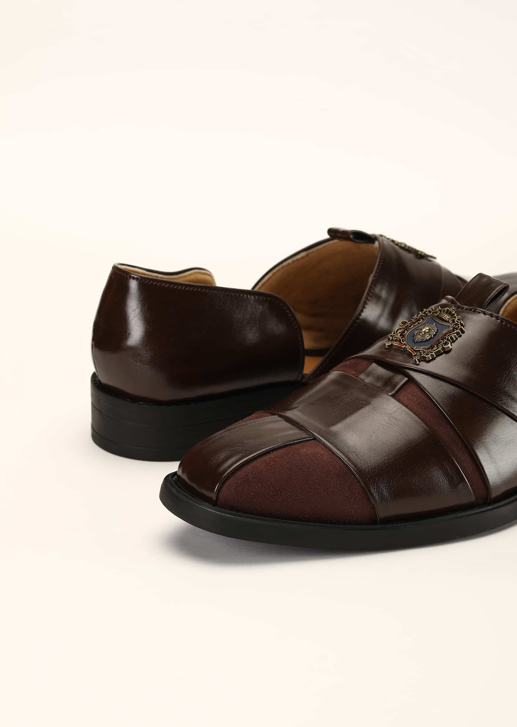 Brown Peshawari Footwear In Rexine And Suede Leather Embellished With A Brooch