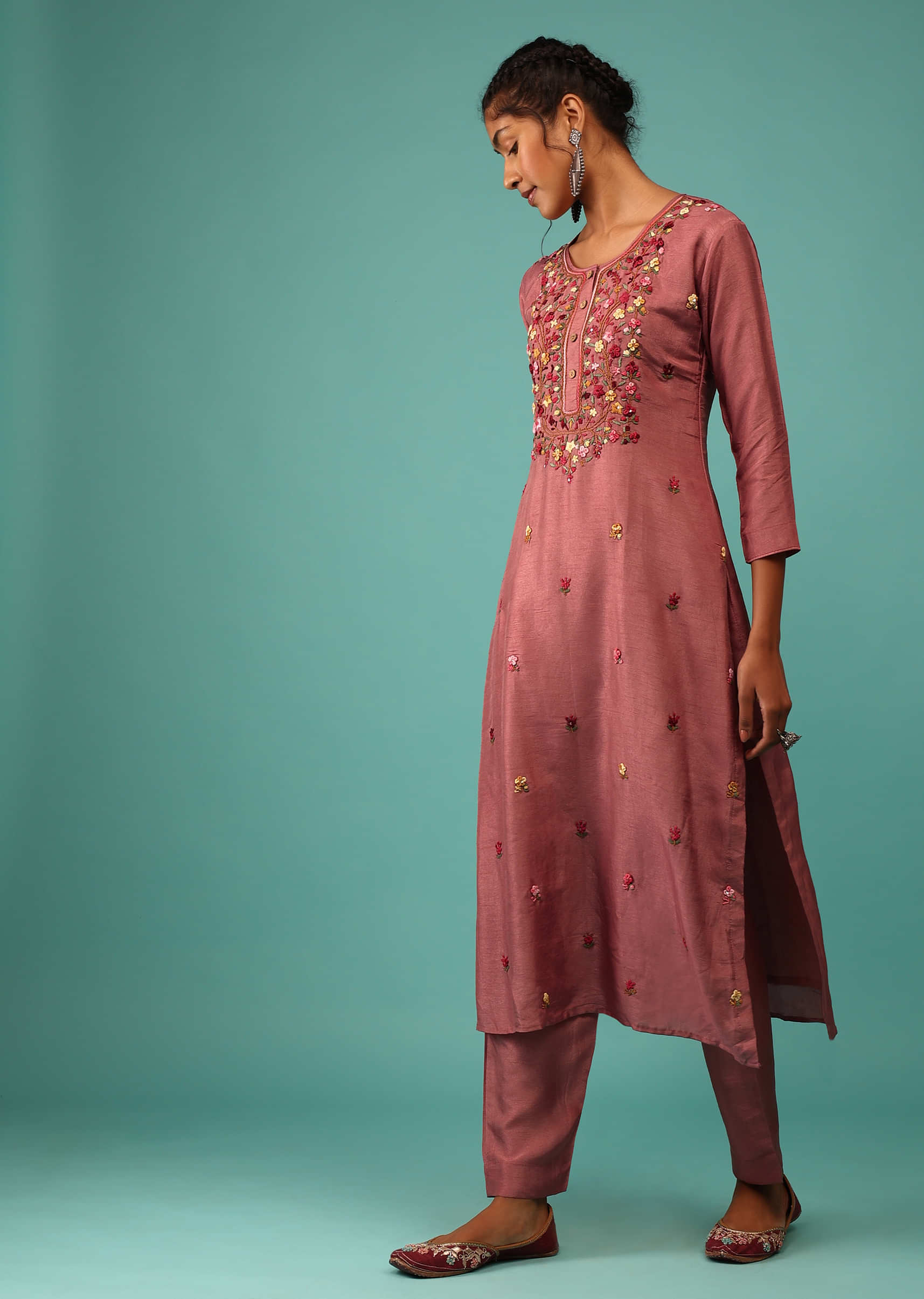 Powder Pink Kurta Set In Dola Silk With Kashmiri Thread Embroidery & 3D Floral Work