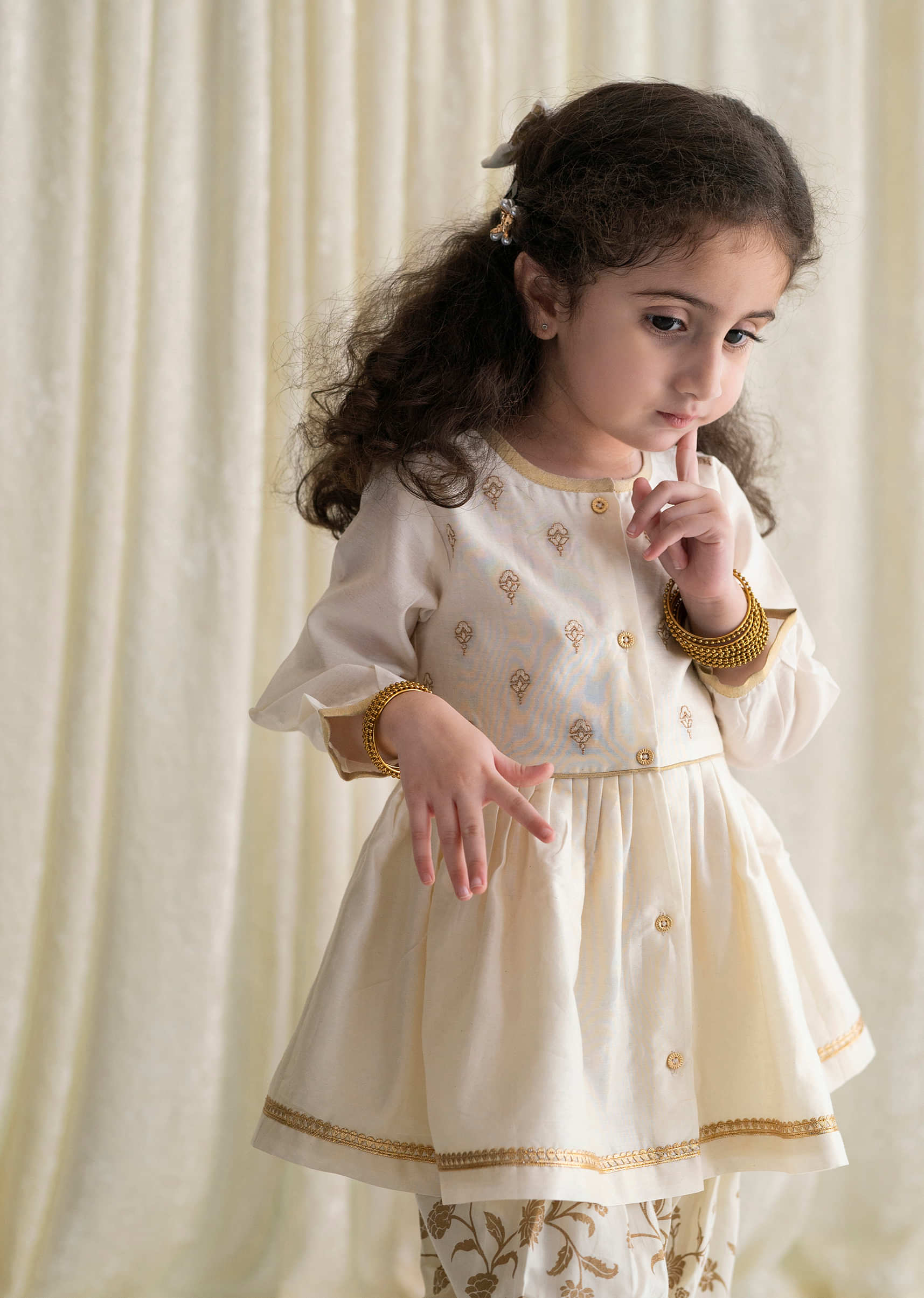 Kalki Girls Combo Of Cream White Embroidered Angrakha Set And Gold Printed Bow Hairclip