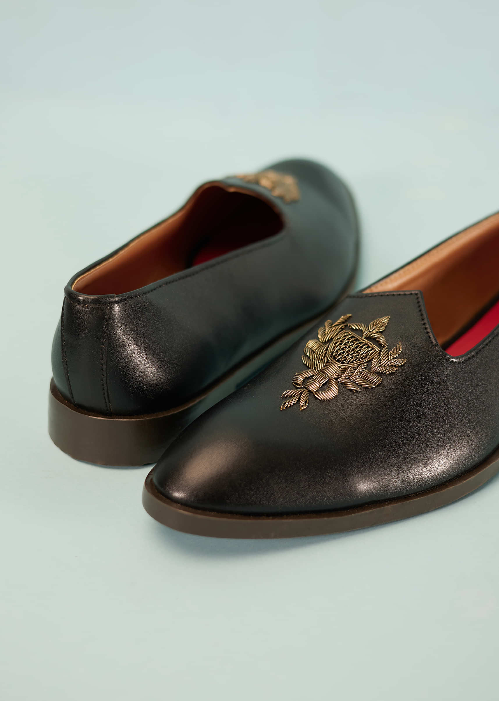 Black Juttis In Leather With Zari Embroidered Motif