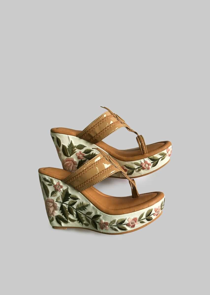 https://newcdn.kalkifashion.com/media/catalog/product/d/0/d0662810y-sg43233-nude_designer_kolhapuris_with_resham_embroidered_floral_design_on_the_wedge_heel_by_soul_house_1_.jpg?aio-w=500