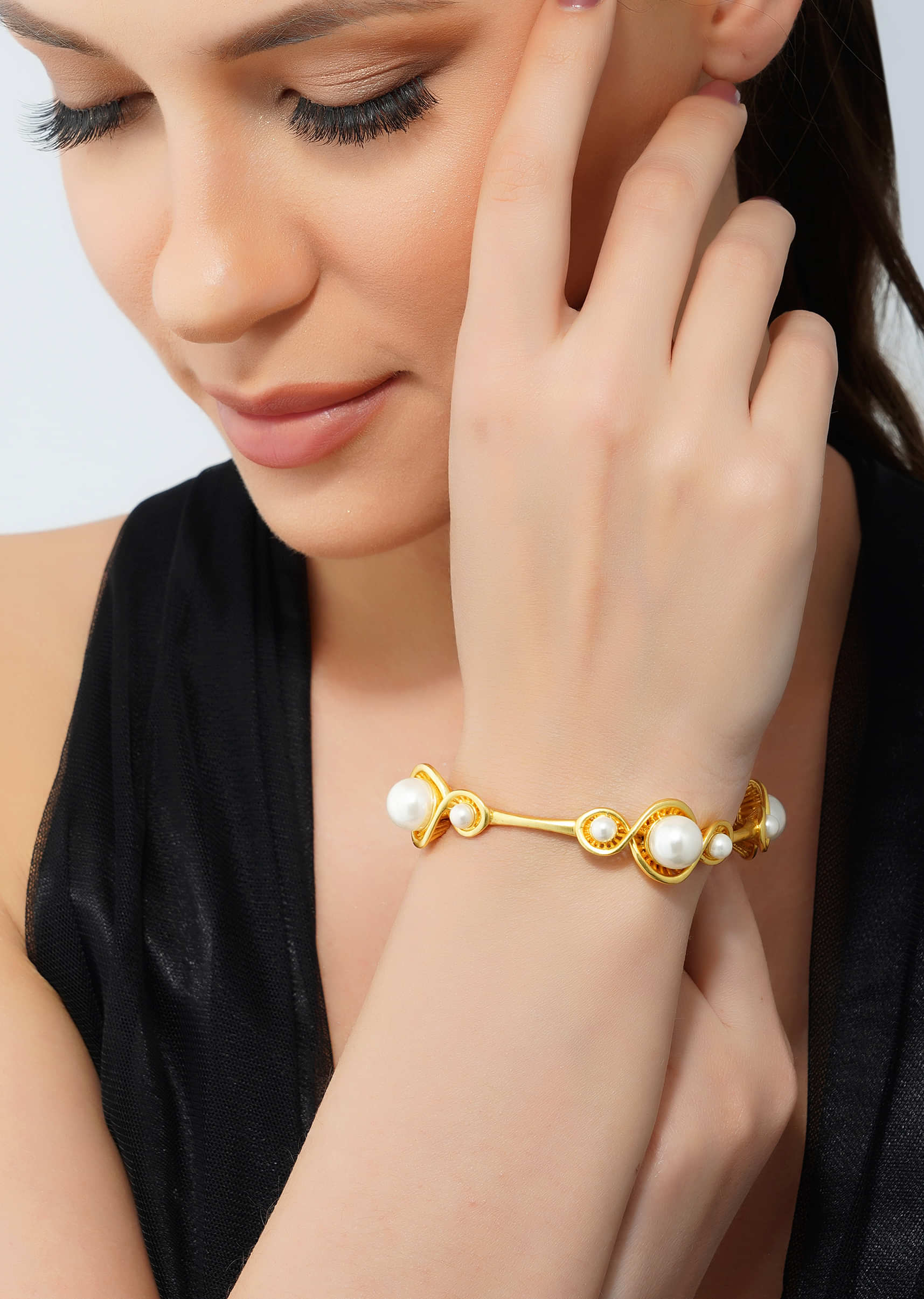 Gold 22K Bangle With White Shell Pearl 