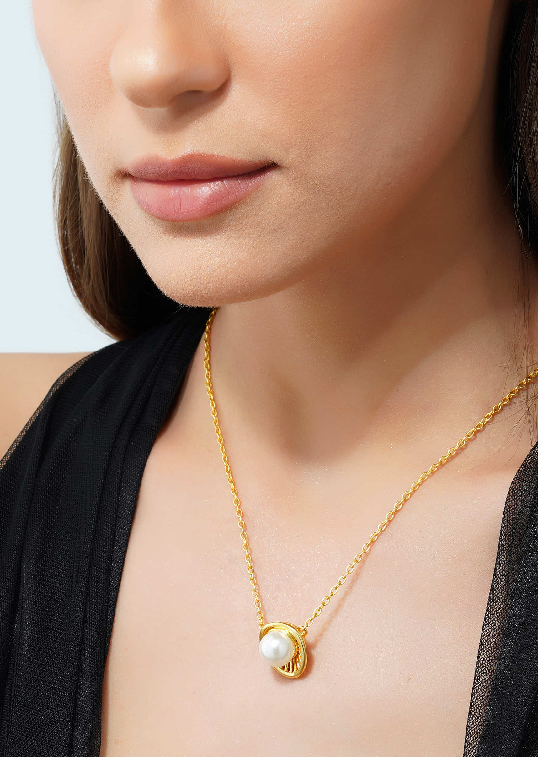 Gold 22K Necklace With White Shell Pearl Pendant 