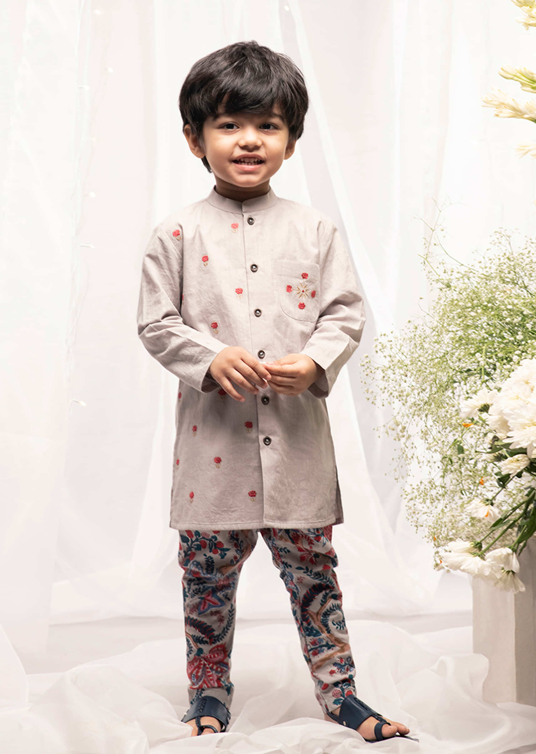 Kalki Boys Grey Kurta Set In Cotton With Embroidered Buttis And Floral Printed Churidar By Tiber Taber