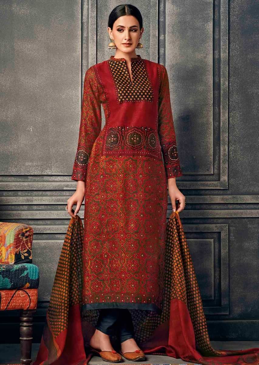 Maroon A line suit featuring with printed placket and hemline