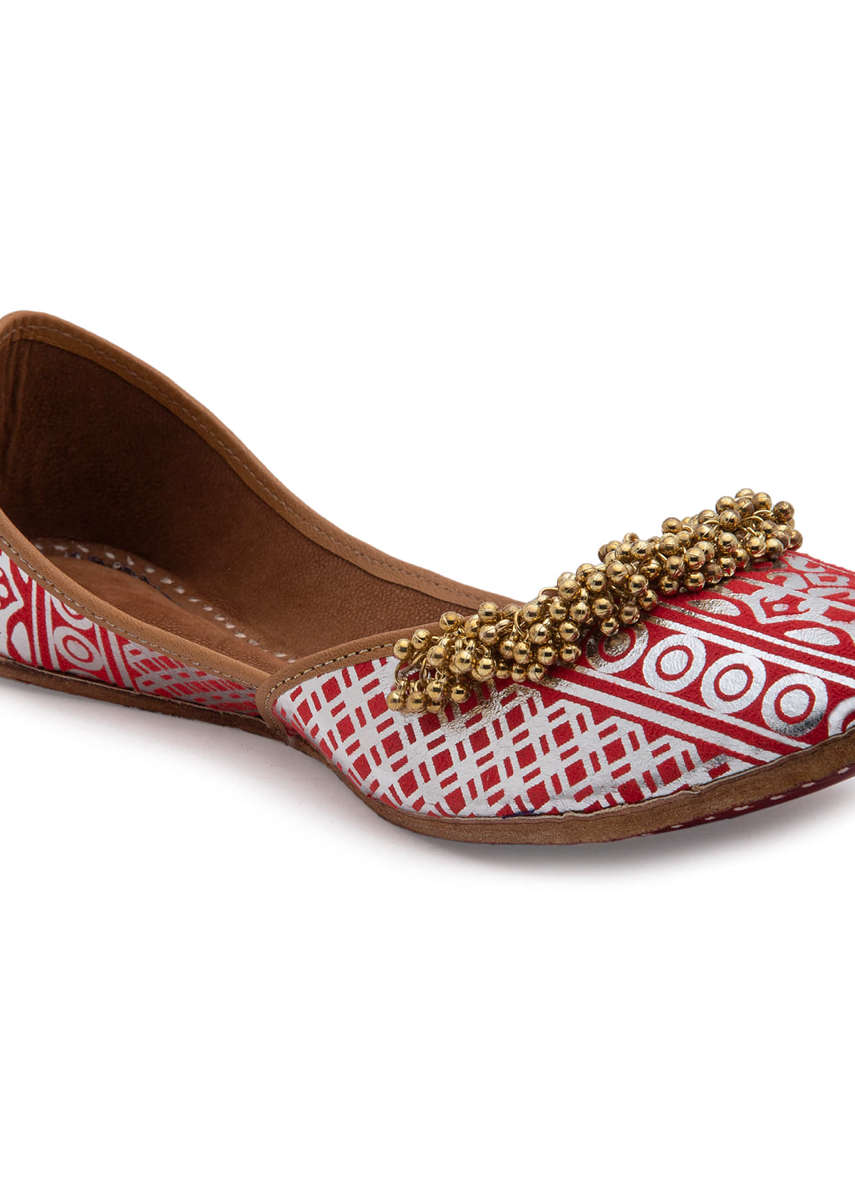 Maroon Juttis With Ethnic Design And Tiny Ghungroos By 5 Elements