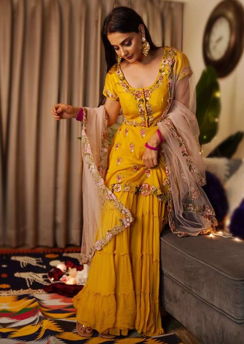 Women Dress For Mehendi Function: Look Fab At Your Verre Di Wedding