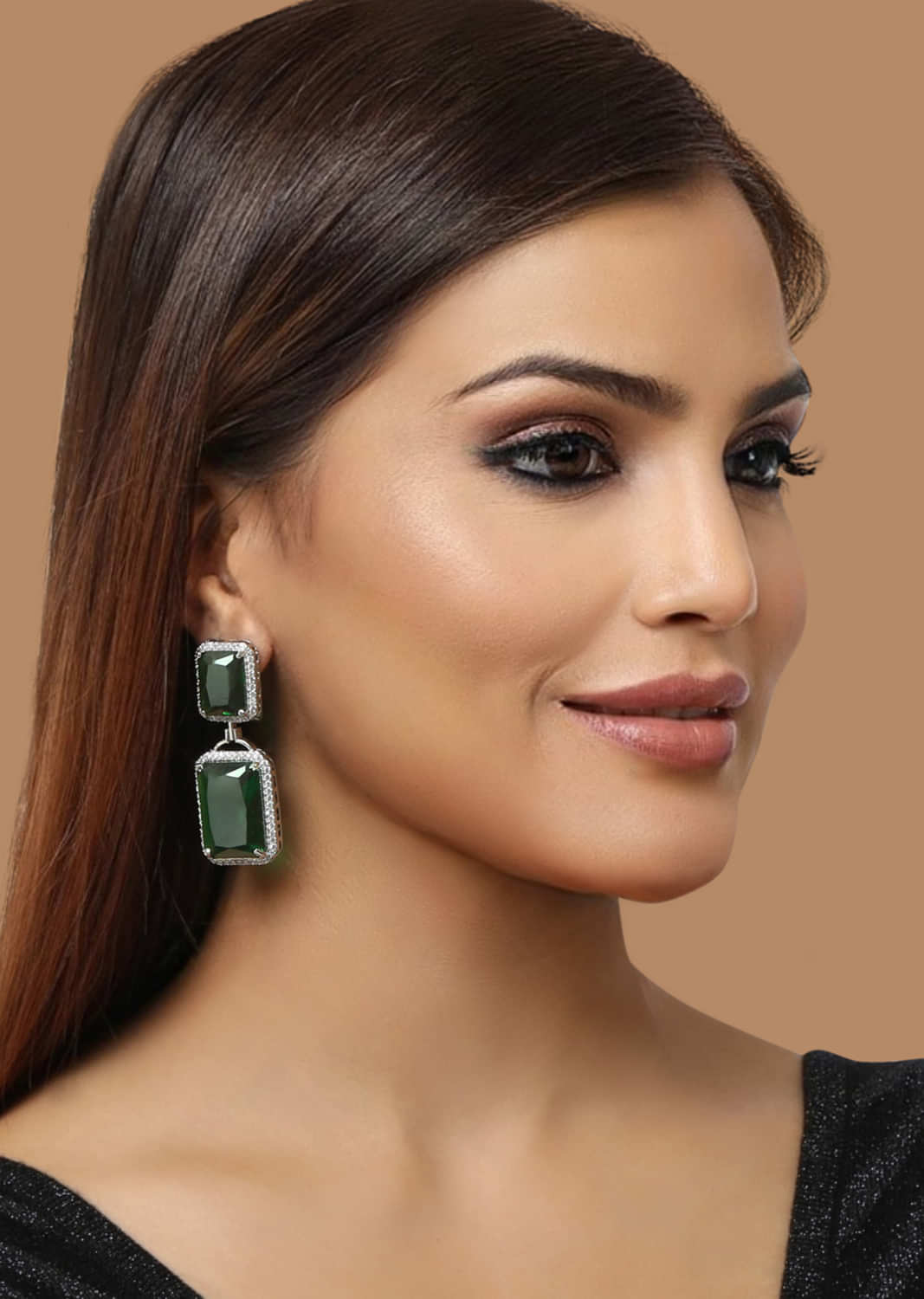 2 Green Stones Dangled Earrings With Faux Diamonds