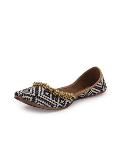 Black And White Juttis In Jacquard With Tiny Ghungroos By 5 Elements