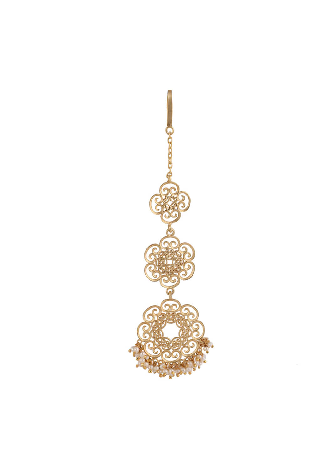 Gold Plated Maang Tika In Floral Motifs With Delicate Filigree Design And Pearls By Zariin