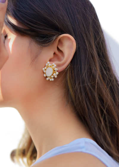 Mother Of Pearl Earrings In Gold Plated With Kundan Fringes