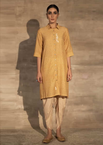 Yellow Pleated Tunic In Muslin With Bandhani Print And Aari Embroidered Patch 